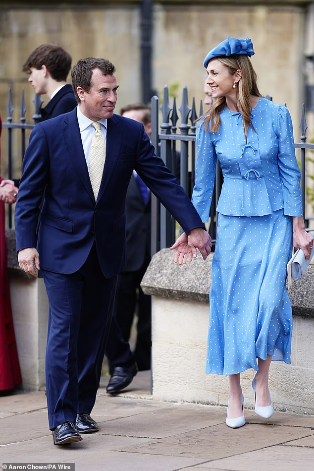 Peter Phillips e sua noiva Harriet Sperling exibem sua família Peter Phillips e Harriet Sperling exibiram sua família real mesclada enquanto participavam do culto do Domingo de Páscoa em Windsor hoje