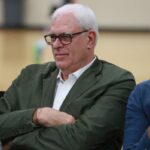 Phil Jackson, do New York Knicks, assiste durante o Draft Combine Day 2 da NBA.