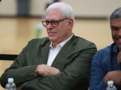 Phil Jackson sai da hibernação da mídia social para oferecer um caminho para um melhor jogo da NBA Phil Jackson, do New York Knicks, assiste durante o Draft Combine Day 2 da NBA.