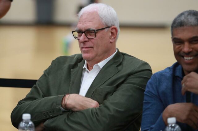 Phil Jackson, do New York Knicks, assiste durante o Draft Combine Day 2 da NBA.