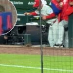 Um rato pousa em cima de um saco de bolas dos Cubs perto do banco de reservas dos Phillies em 21 de abril de 2026.