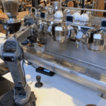 Physical Intelligence, uma startup de robótica, diz que seu novo cérebro robótico pode descobrir tarefas que nunca foi ensinado