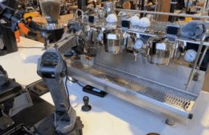 Physical Intelligence, uma startup de robótica, diz que seu novo cérebro robótico pode descobrir tarefas que nunca foi ensinado Physical Intelligence, uma startup de robótica, diz que seu novo cérebro robótico pode descobrir tarefas que nunca foi ensinado