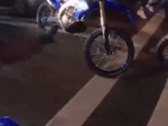 Pilotos de bicicletas sujas são vistos pisoteando um carro atropelado no sudoeste de Sydney Pilotos de bicicletas sujas são vistos pisoteando um carro atropelado no sudoeste de Sydney