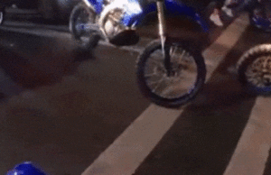 Pilotos de bicicletas sujas são vistos pisoteando um carro atropelado no sudoeste de Sydney Pilotos de bicicletas sujas são vistos pisoteando um carro atropelado no sudoeste de Sydney