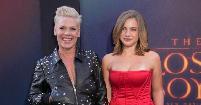 Pink traz a filha Willow, de 14 anos, como acompanhante para a estreia na Broadway
