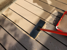 Pintei meu deck com uma vassoura e faria de novo Meu deck antes da pintura, parecendo um pouco triste.