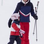 Pippa Middleton, 42, guia suas filhas Grace, de cinco anos, e Rose, de três, pela neve em férias de esqui em família nos Alpes franceses