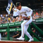 Konnor Griffin # 6 do Pittsburgh Pirates entra em campo para o início do jogo contra o Baltimore Orioles no PNC Park em 4 de abril de 2026 em Pittsburgh, Pensilvânia.