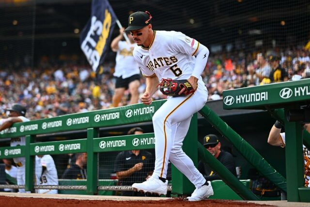 Konnor Griffin # 6 do Pittsburgh Pirates entra em campo para o início do jogo contra o Baltimore Orioles no PNC Park em 4 de abril de 2026 em Pittsburgh, Pensilvânia.