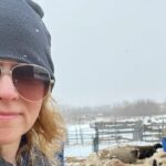 Uma fazenda com dois poços de petróleo cobertos.