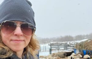 Poços de petróleo envelhecidos em suas terras estão tornando a vida deste agricultor de Alberta miserável. Ela não está sozinha Uma fazenda com dois poços de petróleo cobertos.