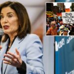 A governadora de Nova York, Kathy Hochul, fala sobre os custos com cuidados infantis, segurando um microfone.