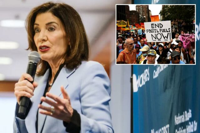 A governadora de Nova York, Kathy Hochul, fala sobre os custos com cuidados infantis, segurando um microfone.