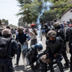 Polícia da Gâmbia dispara gás lacrimogêneo em manifestação após nova prisão de irmãos