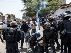 Polícia da Gâmbia dispara gás lacrimogêneo em manifestação após nova prisão de irmãos Polícia da Gâmbia dispara gás lacrimogêneo em manifestação após nova prisão de irmãos