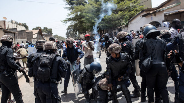 Polícia da Gâmbia dispara gás lacrimogêneo em manifestação após nova Polícia da Gâmbia dispara gás lacrimogêneo em manifestação após nova prisão de irmãos