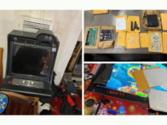 Polícia de Oakland faz batida em suposto site de jogos de azar ilegal, detendo dez pessoas A polícia de Oakland vasculha evidências que mostram máquinas de jogo ilegais, armas de fogo apreendidas, dinheiro, narcóticos e equipamentos de jogo da operação em East Oakland