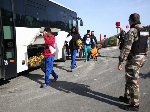 Polícia do Reino Unido prende homem depois que quatro morrem durante tentativa de travessia do Canal da Mancha
