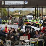 Polícia do Reino Unido prende sete manifestantes perto de base da RAF usada pelos EUA