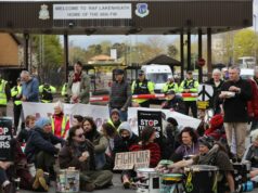 Polícia do Reino Unido prende sete manifestantes perto de base da RAF usada pelos EUA Polícia do Reino Unido prende sete manifestantes perto de base da RAF usada pelos EUA