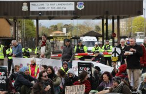 Polícia do Reino Unido prende sete manifestantes perto de base da RAF usada pelos EUA Polícia do Reino Unido prende sete manifestantes perto de base da RAF usada pelos EUA