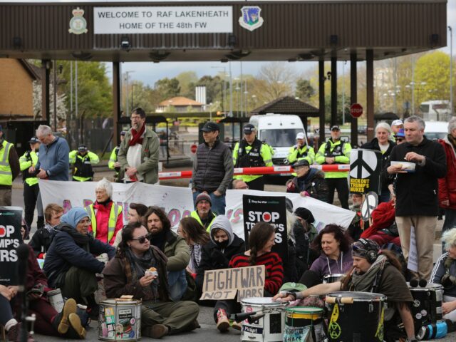 Polícia do Reino Unido prende sete manifestantes perto de base da RAF usada pelos EUA
