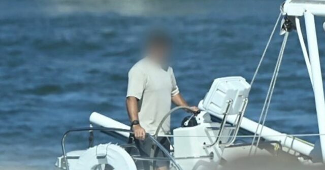 A polícia acusou um homem depois que 200 quilos de cocaína foram descobertos a bordo de um catamarã que navegava no rio Tweed, perto da fronteira entre Queensland e NSW.