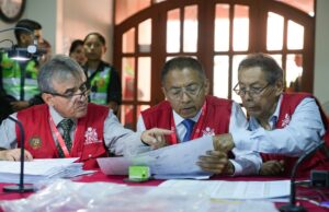 Polícia invade autoridades eleitorais do Peru após protestos pela lentidão na contagem de votos Polícia invade autoridades eleitorais do Peru após protestos pela lentidão na contagem de votos