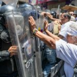 Polícia na Venezuela bloqueia manifestantes que pedem salários e pensões mais altos