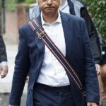 Acredita-se que cinco policiais tenham abandonado por engano a sacola do lado de fora da propriedade pertencente ao prefeito trabalhista (foto caminhando perto de sua casa) em Clapham, sul de Londres, por volta das 21h30 de terça-feira.