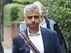 Policiais armados que protegiam o prefeito de Londres, Sir Sadiq Khan, ‘deixaram uma bolsa cheia de armas na calçada em frente à sua casa’ antes de serem encontrados por uma mulher grávida Acredita-se que cinco policiais tenham abandonado por engano a sacola do lado de fora da propriedade pertencente ao prefeito trabalhista (foto caminhando perto de sua casa) em Clapham, sul de Londres, por volta das 21h30 de terça-feira.