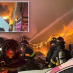 Policiais da NYPD respondendo a uma disputa de faca entre 10 feridos enquanto a casa do Queens explode e incendeia