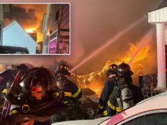 Policiais da NYPD respondendo a uma disputa de faca entre 10 feridos enquanto a casa do Queens explode e incendeia Policiais da NYPD respondendo a uma disputa de faca entre 10 feridos enquanto a casa do Queens explode e incendeia