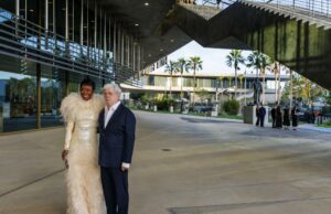 Por dentro da luxuosa gala de abertura do LACMA para as Galerias David Geffen com George Lucas, Ed Ruscha e Jeff Koons Por dentro da luxuosa gala de abertura do LACMA para as Galerias David Geffen com George Lucas, Ed Ruscha e Jeff Koons