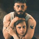 Richard Gadd dá uma chave de braço na co-estrela Jamie Bell em uma foto promocional de seu novo drama da BBC chamado Half Man, que começou na última sexta-feira