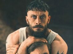 Por dentro do misterioso mundo de Richard Gadd: a estrela de Baby Reindeer revelou uma reinvenção incrível para seu novo show sombrio. Mas como ele gosta dos aplausos, o que dizer agora da mulher cuja vida foi destruída por seu último sucesso no Netflix… Richard Gadd dá uma chave de braço na co-estrela Jamie Bell em uma foto promocional de seu novo drama da BBC chamado Half Man, que começou na última sexta-feira