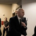 Agentes do Serviço Secreto sobem ao palco para levar o presidente para um local seguro no Washington Hilton.