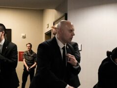 Por dentro do pandemônio no Washington Hilton Agentes do Serviço Secreto sobem ao palco para levar o presidente para um local seguro no Washington Hilton.