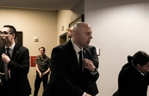 Por dentro do pandemônio no Washington Hilton Agentes do Serviço Secreto sobem ao palco para levar o presidente para um local seguro no Washington Hilton.