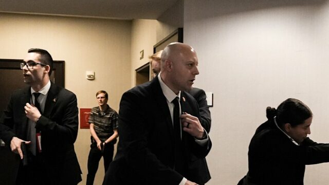 Agentes do Serviço Secreto sobem ao palco para levar o presidente para um local seguro no Washington Hilton.