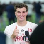 Fernando Mendoza faz sinal de positivo durante entrevista à NFL Network.