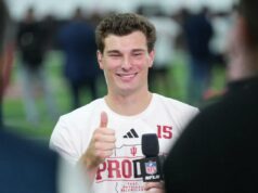 Por que Fernando Mendoza não comparecerá ao Draft da NFL de 2026 Fernando Mendoza faz sinal de positivo durante entrevista à NFL Network.