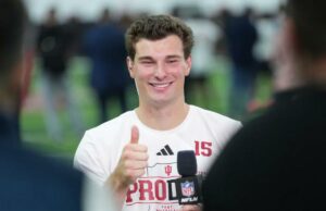 Por que Fernando Mendoza não comparecerá ao Draft da NFL de 2026 Fernando Mendoza faz sinal de positivo durante entrevista à NFL Network.