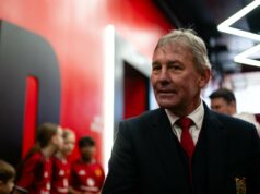 Por que Roy Keane e Gary Neville deveriam tomar conhecimento do convite aberto de Bryan Robson Por que Roy Keane e Gary Neville deveriam tomar conhecimento do convite aberto de Bryan Robson