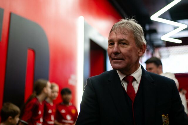 Por que Roy Keane e Gary Neville deveriam tomar conhecimento do convite aberto de Bryan Robson
