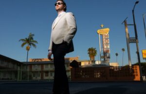 Por que a arte do estêncil ‘Kill Dick’ pintada com spray deste autor está por toda parte nas calçadas de Los Angeles Por que a arte do estêncil 'Kill Dick' pintada com spray deste autor está por toda parte nas calçadas de Los Angeles