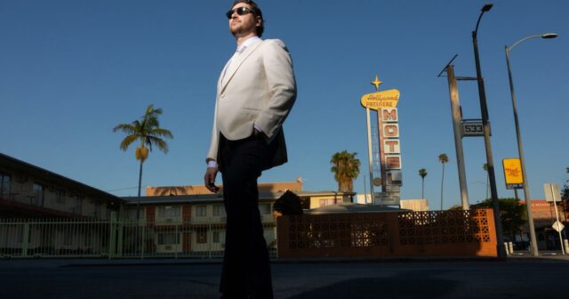 Por que a arte do estêncil 'Kill Dick' pintada com spray deste autor está por toda parte nas calçadas de Los Angeles
