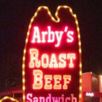 Por que a icônica placa do Hollywood Arby's da Sunset Boulevard estava na Stagecoach