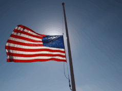 Por que as bandeiras dos EUA estão hasteadas com metade do mastro hoje, neste fim de semana File image: A flag flies at half staff at the Mt. Soledad National War Memorial on August 27, 2021 in La Jolla, California.